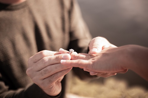 Un document pour accompagner les fiancés, un «don» selon le Pape