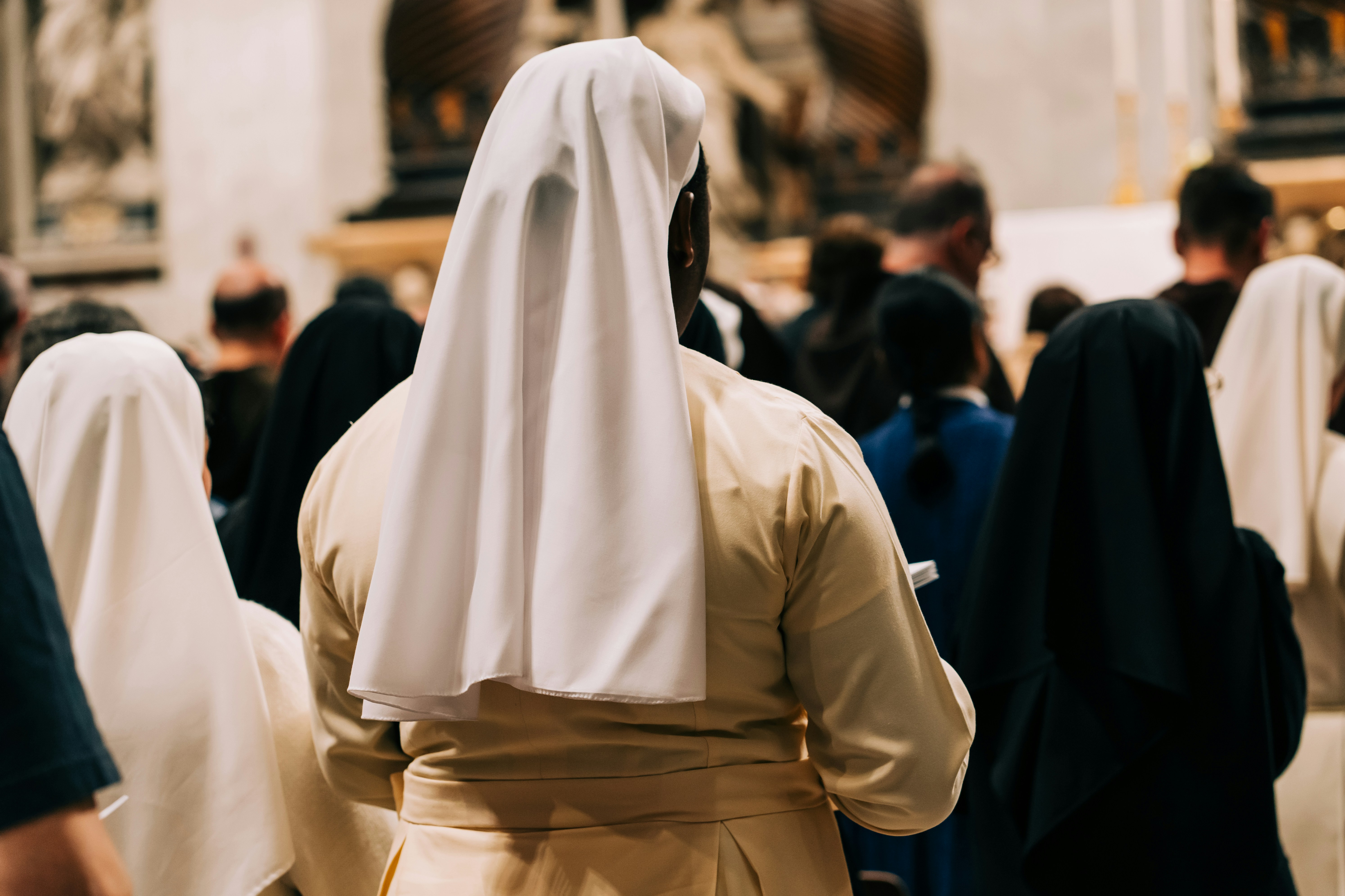 Une religieuse dans les institutions importantes de la théologie